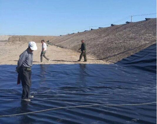 復(fù)合土工膜施工現(xiàn)場