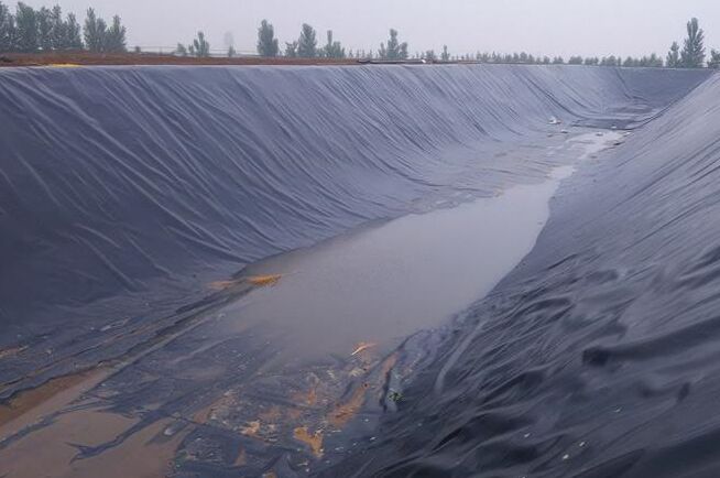 防滲土工膜施工現(xiàn)場(chǎng)