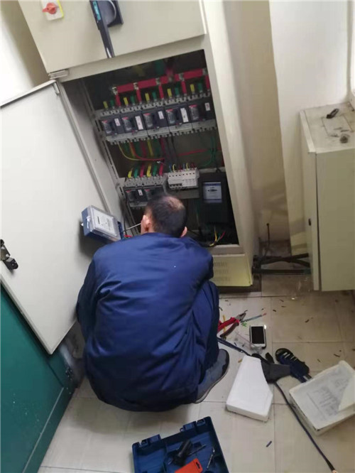 連夜電力搶修保障企業(yè)安全生產(chǎn) (2).jpg 連夜電力搶修保障企業(yè)安全生產(chǎn) (2).jpg