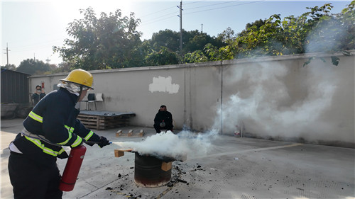 滅火器滅火1_副本.jpg 滅火器滅火1_副本.jpg